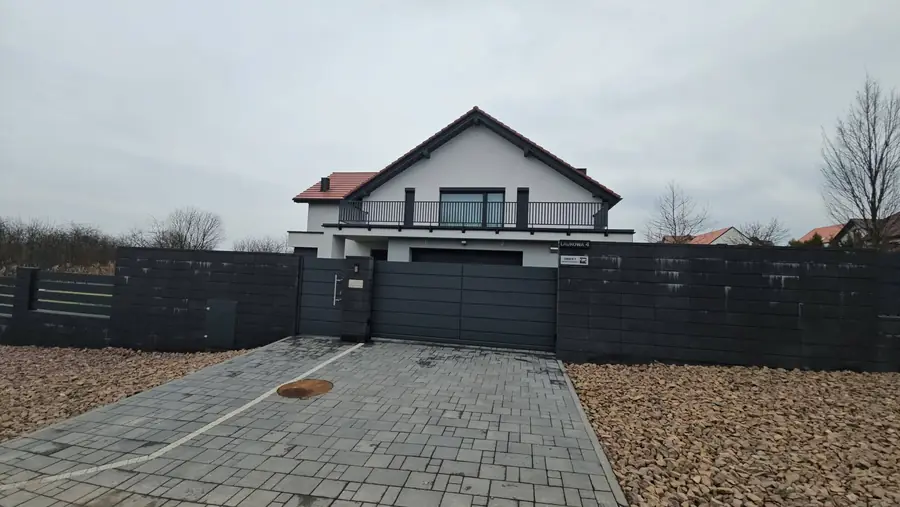 Dom z projektu typowego po zmianach pracowni, okolice ul. Unruga